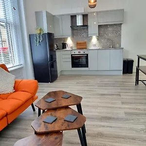 Flat Opposite College With Free Parking And 5 Mins Walk To Train Station Wakefield